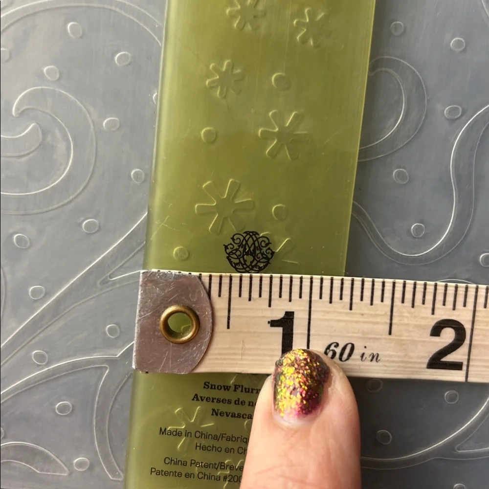 Like New Anna Griffin Cuttlebug Cricut Christmas Embossing Folders Set of 3 snow